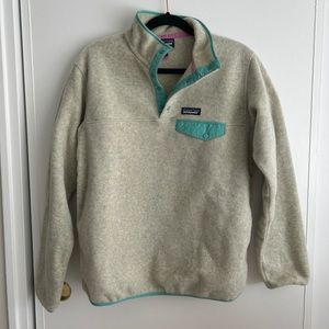 Patagonia Synchilla women’s fleece pullover. Size M. never worn. Light grey.